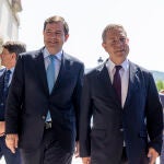  El presidente de la Junta de Castilla y León, Alfonso Fernández Mañueco, y el presidente de la Junta de Comunidades de Castilla-La Mancha, Emiliano García-Page, firman un convenio de colaboración en materia de asistencia sanitaria entre ambas comunidades