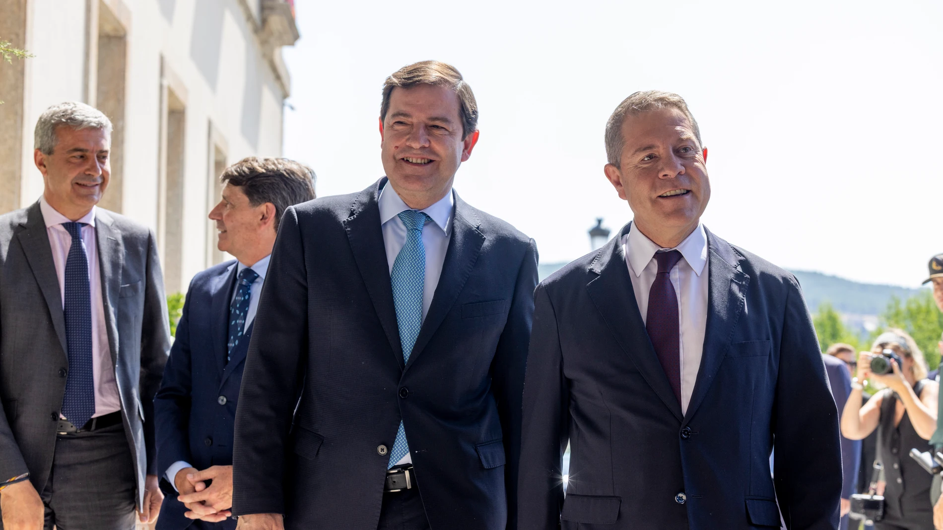 El presidente de la Junta de Castilla y León, Alfonso Fernández Mañueco, y el presidente de la Junta de Comunidades de Castilla-La Mancha, Emiliano García-Page, firman un convenio de colaboración en materia de asistencia sanitaria entre ambas comunidades