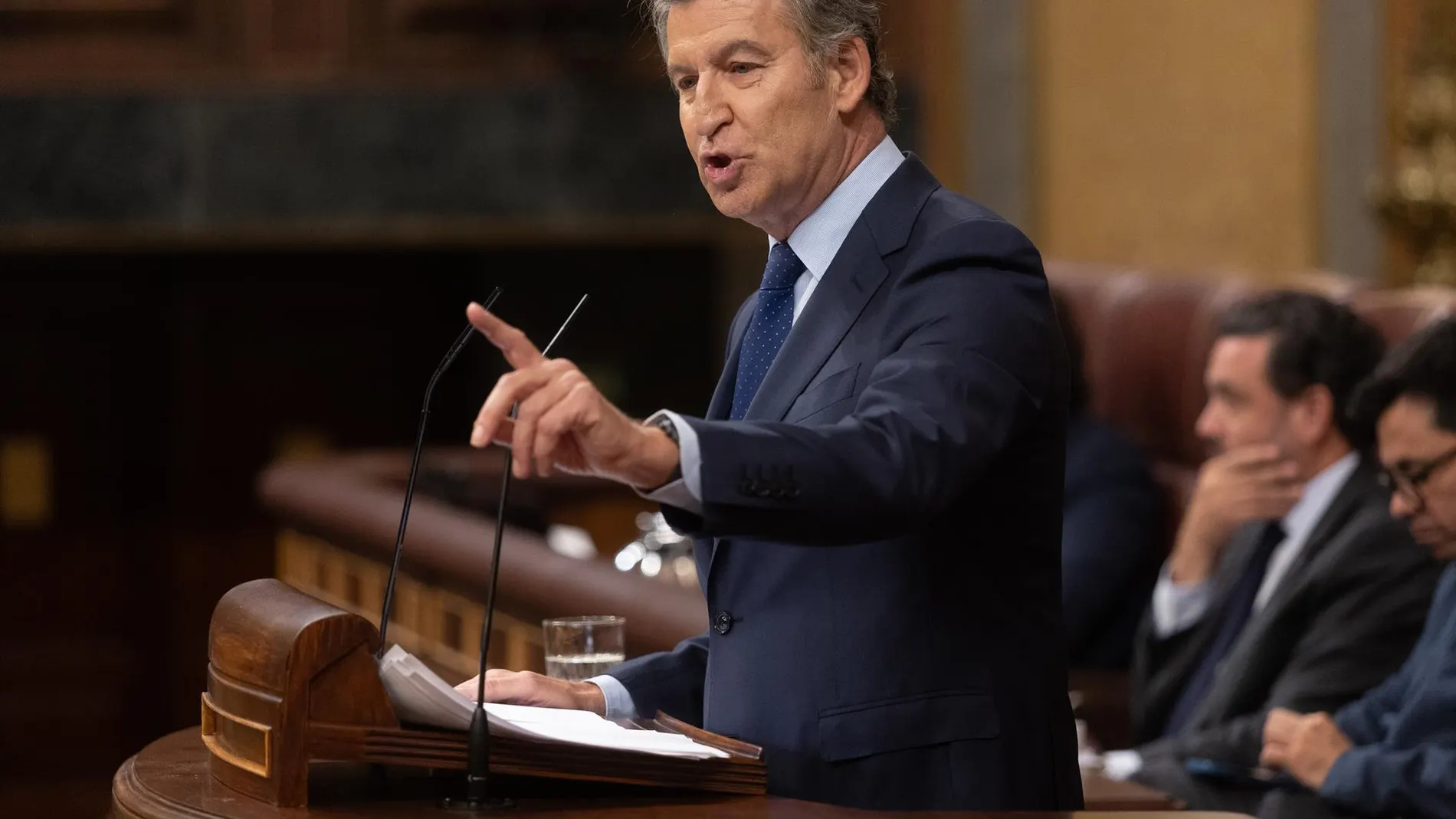 Feijóo dice que Sánchez es "partícipe a título lucrativo" de la prostitución: "¿Con quién está viviendo usted?"
