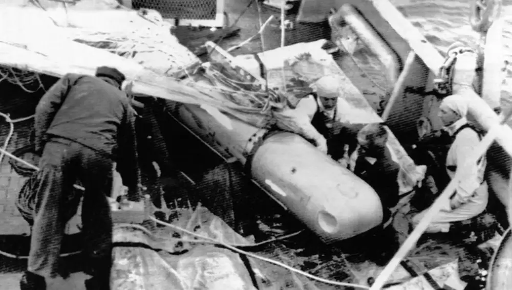 Militares norteamericanos inspeccionan la bomba atómica recuperada en el fondo del mar almeriense