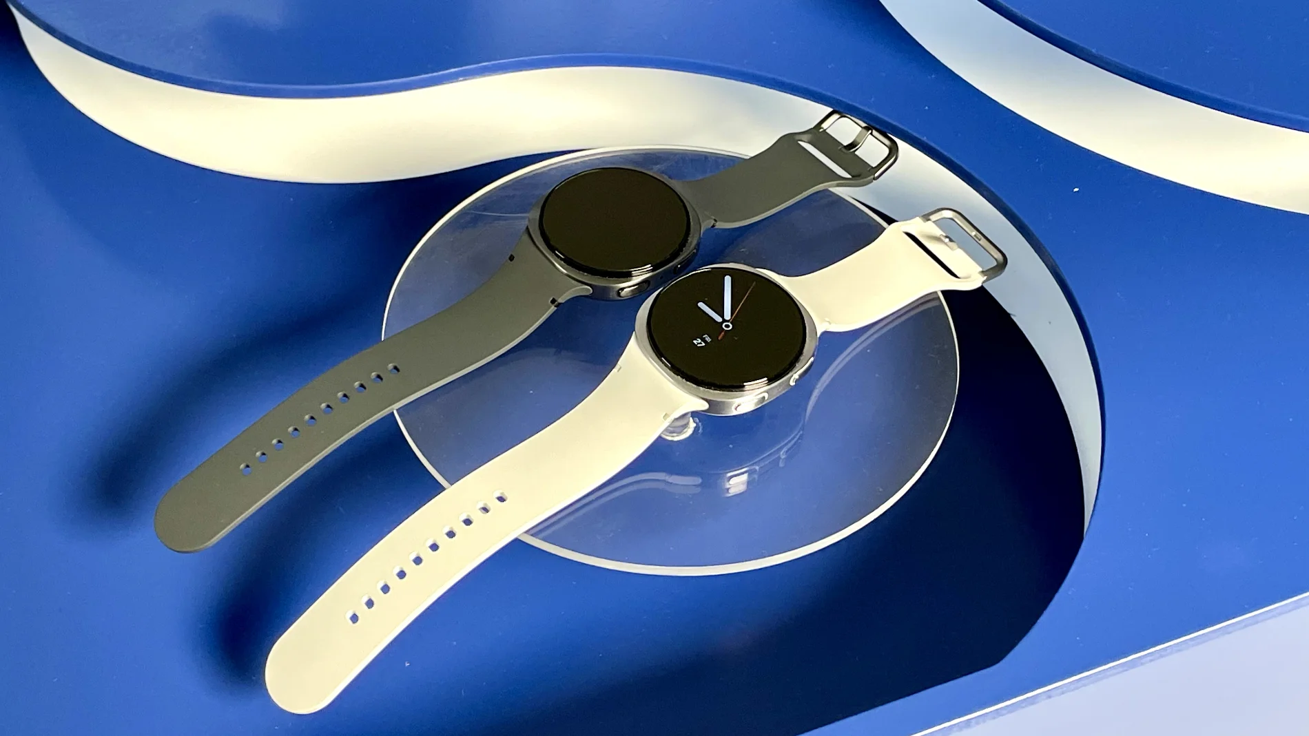 Nuevos Galaxy Watch8, en color grafito, y Galaxy Watch8 Classic, en blanco