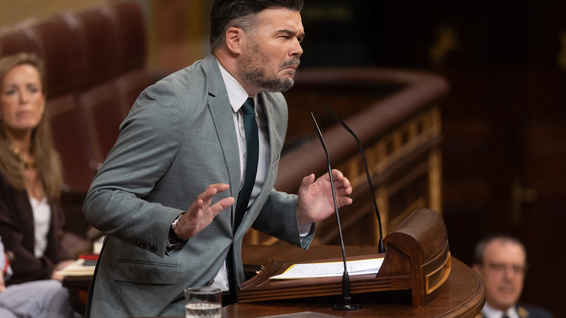 El portavoz de ERC en el Congreso, Gabriel Rufián, interviene durante un pleno extraordinario, en el Congreso de los Diputados, a 9 de julio de 2025, en Madrid (España). Sánchez comparece en un pleno extraordinario para tratar asuntos pendientes como la implicación de Santos Cerdán en la trama de comisiones de Koldo García y José Luis Ábalos, las actividades de la exconcejal socialista Leire Díez buscando pruebas contra la UCO, y asuntos internacionales como el próximo Consejo de la Unión Eur...