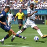 Rüdiger trata de cortar un pase de Achraf Hakimi