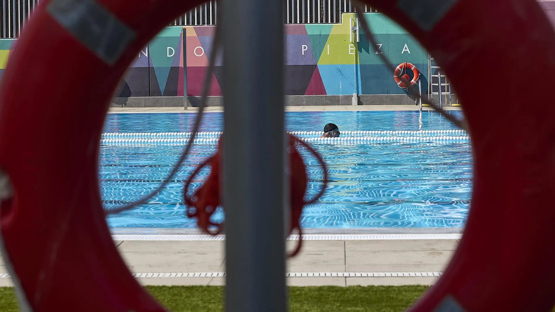 Reaniman a un menor de 17 años rescatado del fondo de la piscina municipal de Casa de Campo