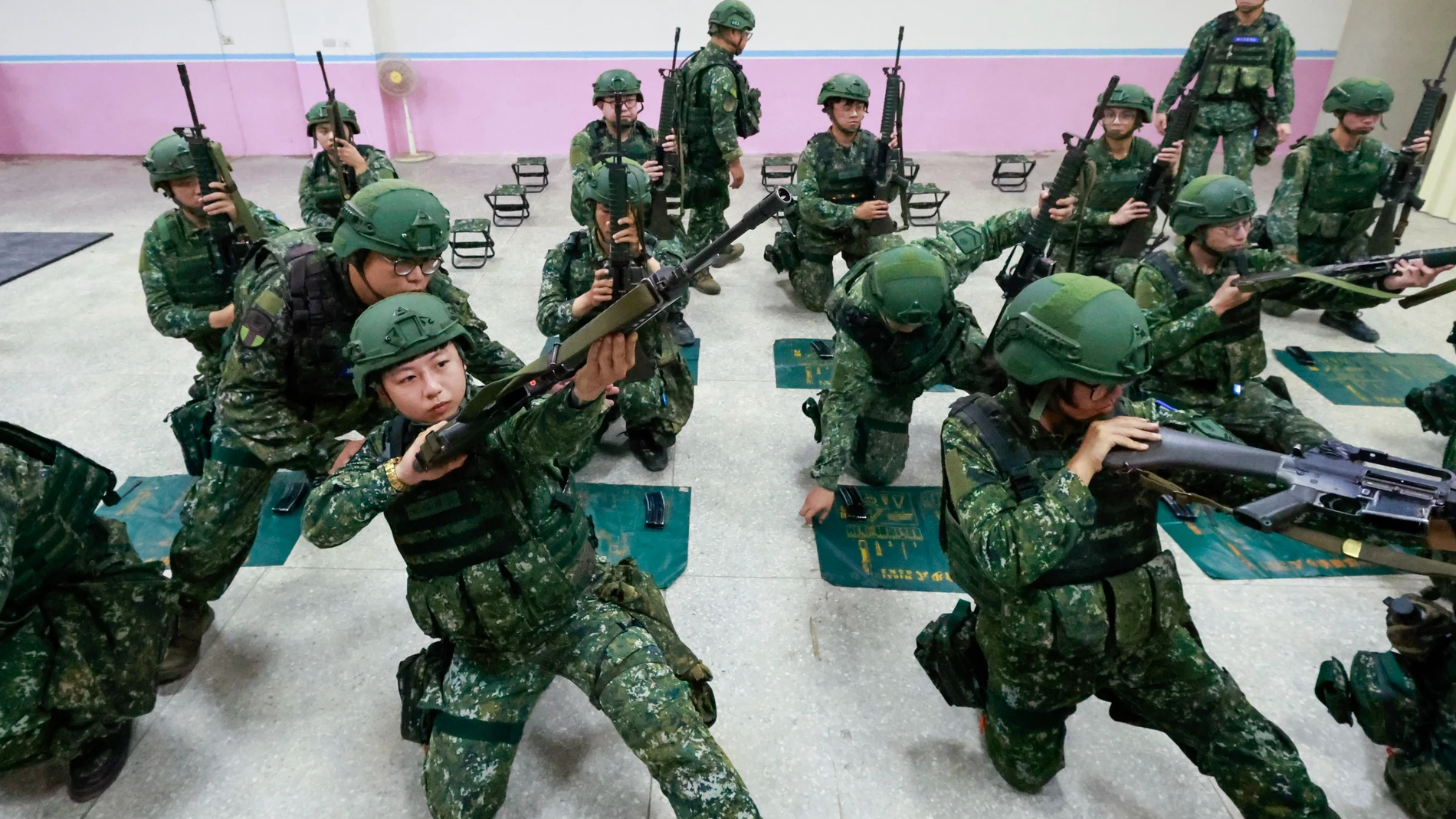 MIAOLI (Taiwan), 09/07/2025.- Taiwanese military reservists conduct pre-combat training during the annual Han Kuang military exercises in Miaoli County, Taiwan, 09 July 2025. The Taiwanese Armed Forces began the annual Han Kuang exercises, large-scale military drills aimed at testing the troops' defensive capabilities in the event of a potential invasion by China. Han Kuang military exercises are scheduled between 09-18 July. EFE/EPA/RITCHIE B. TONGO