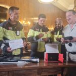 El presidente de la Diputación de Zamora, Javier Faúndez, presenta las nuevas herramientas, junto a un grupo de Bomberos