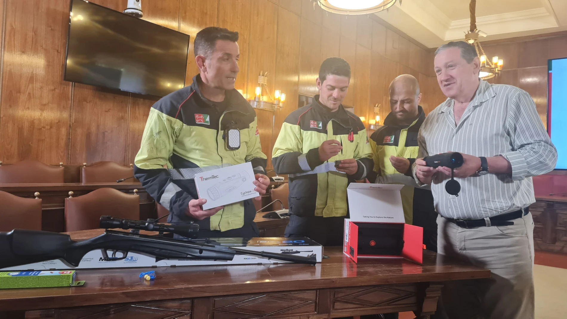El presidente de la Diputación de Zamora, Javier Faúndez, presenta las nuevas herramientas, junto a un grupo de Bomberos