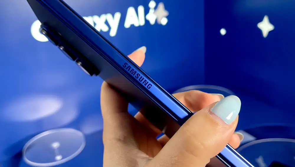 Sus 8,9 mm de grosor de perfil, con el logo de Samsung grabado