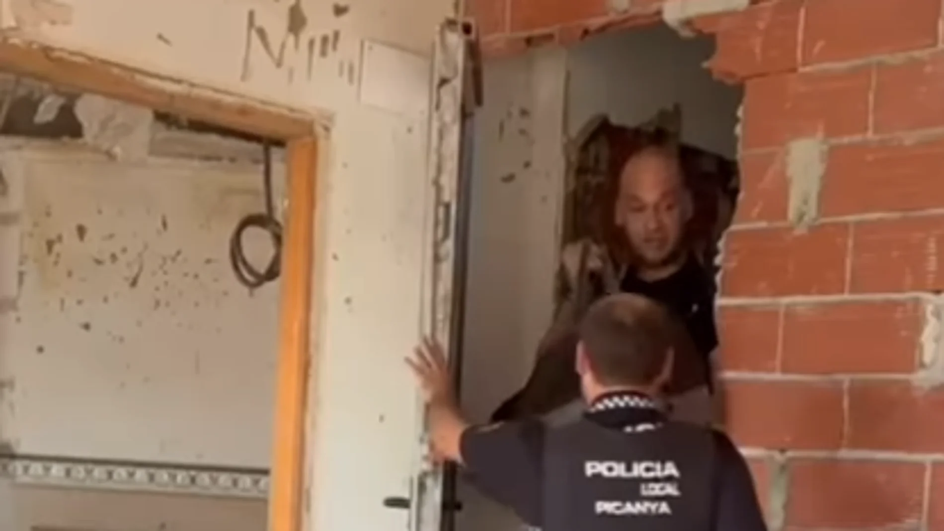 El okupa en el momento del desalojo
