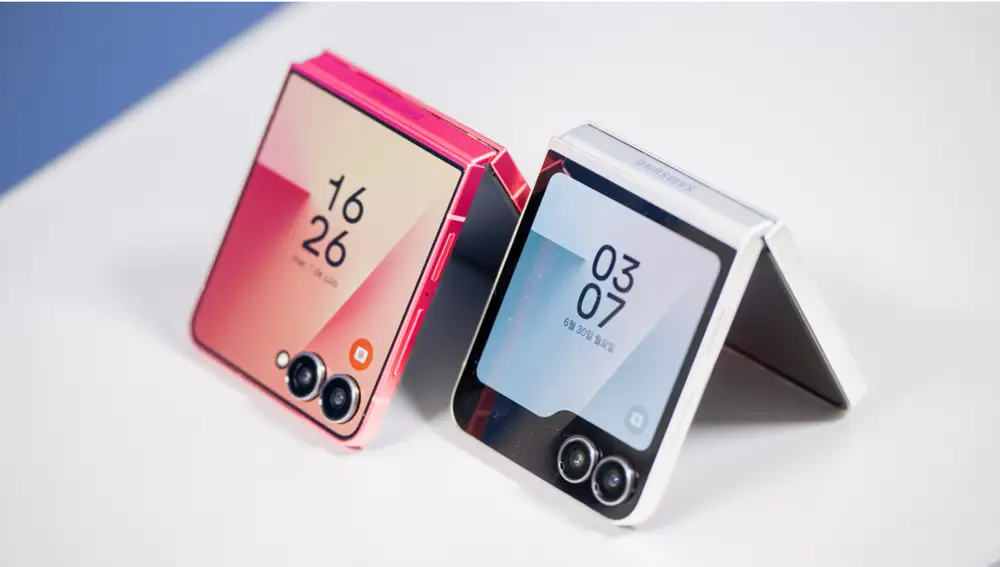 A la izquierda el Samsung Galaxy Z Flip7 y a al derecha el Samsung Galaxy Z Flip7 FE