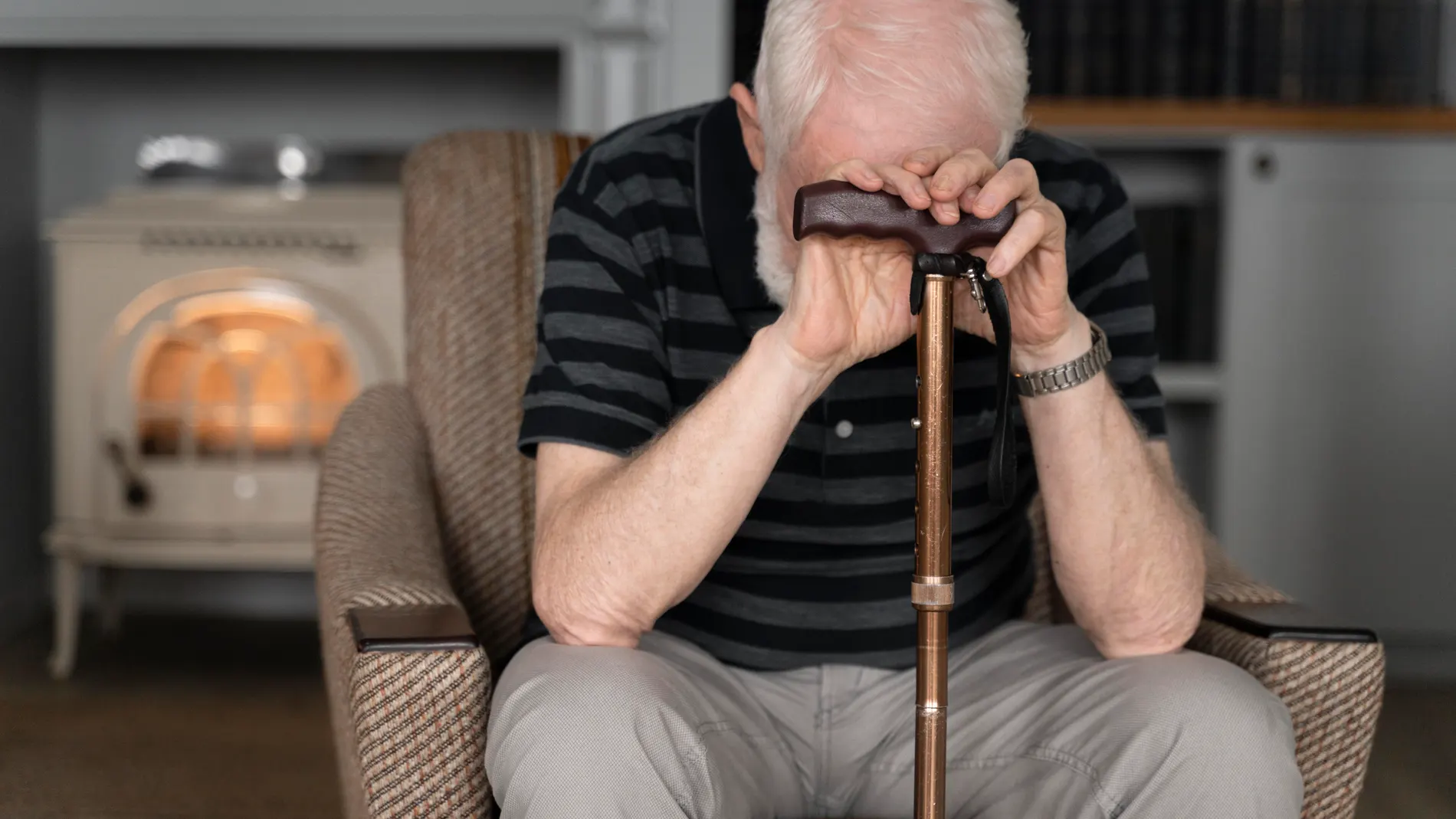 hombre con alzheimer en su casa sin tratamiento