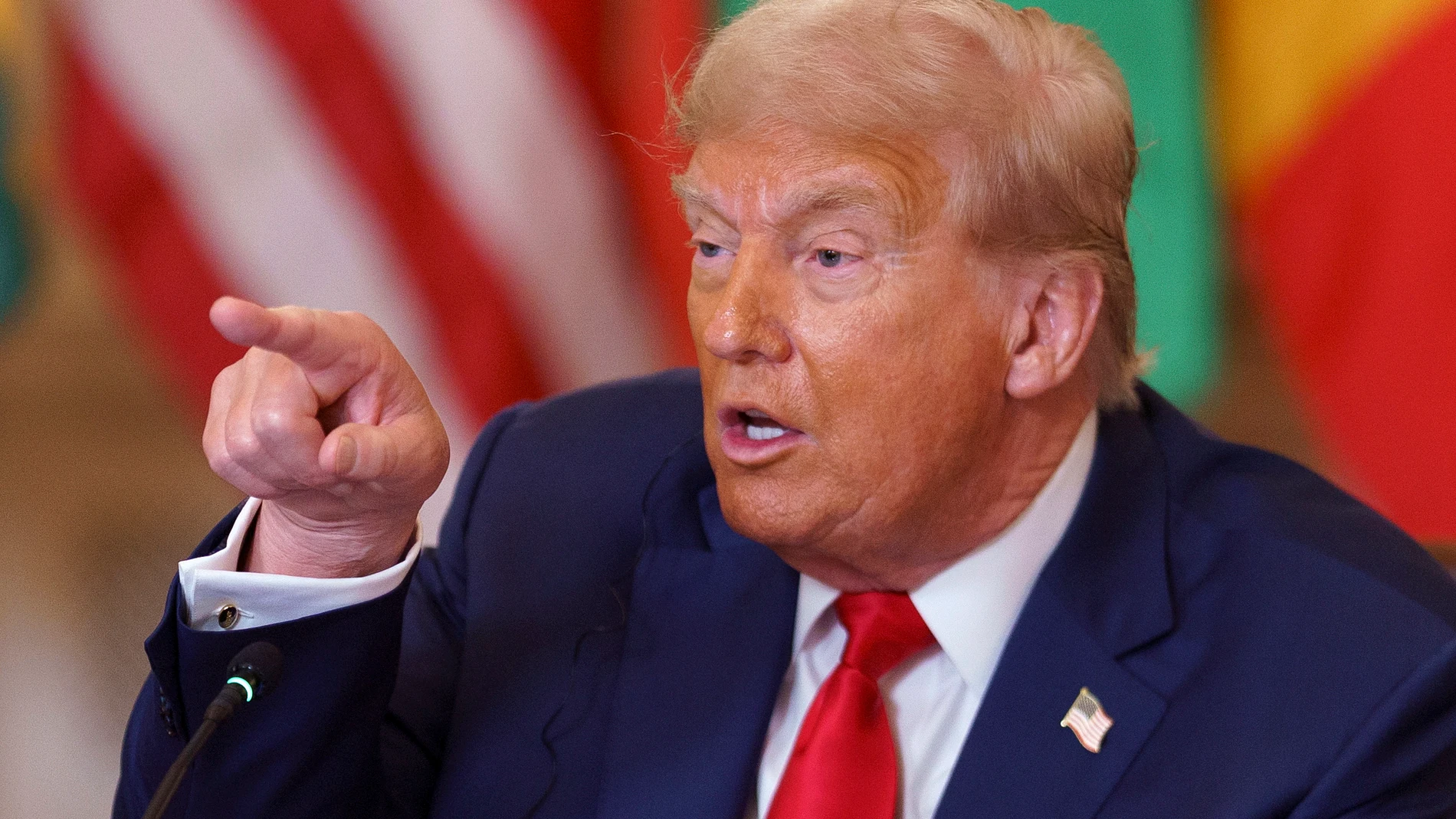 WASHINGTON (United States), 09/07/2025.- US President Donald Trump during a meeting with African leaders at the White House, Washington, DC, USA, 09 July 2025. President Trump is meeting with the leaders of Gabon, Guinea-Bissau, Liberia, Mauritania and Senegal at the White House to discuss trade. EFE/EPA/WILL OLIVER / POOL
