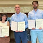 El alcalde de Segovia, José Mazarías, y la presidenta de la Asociación, María Jesús Serrano, renuevan el convenio