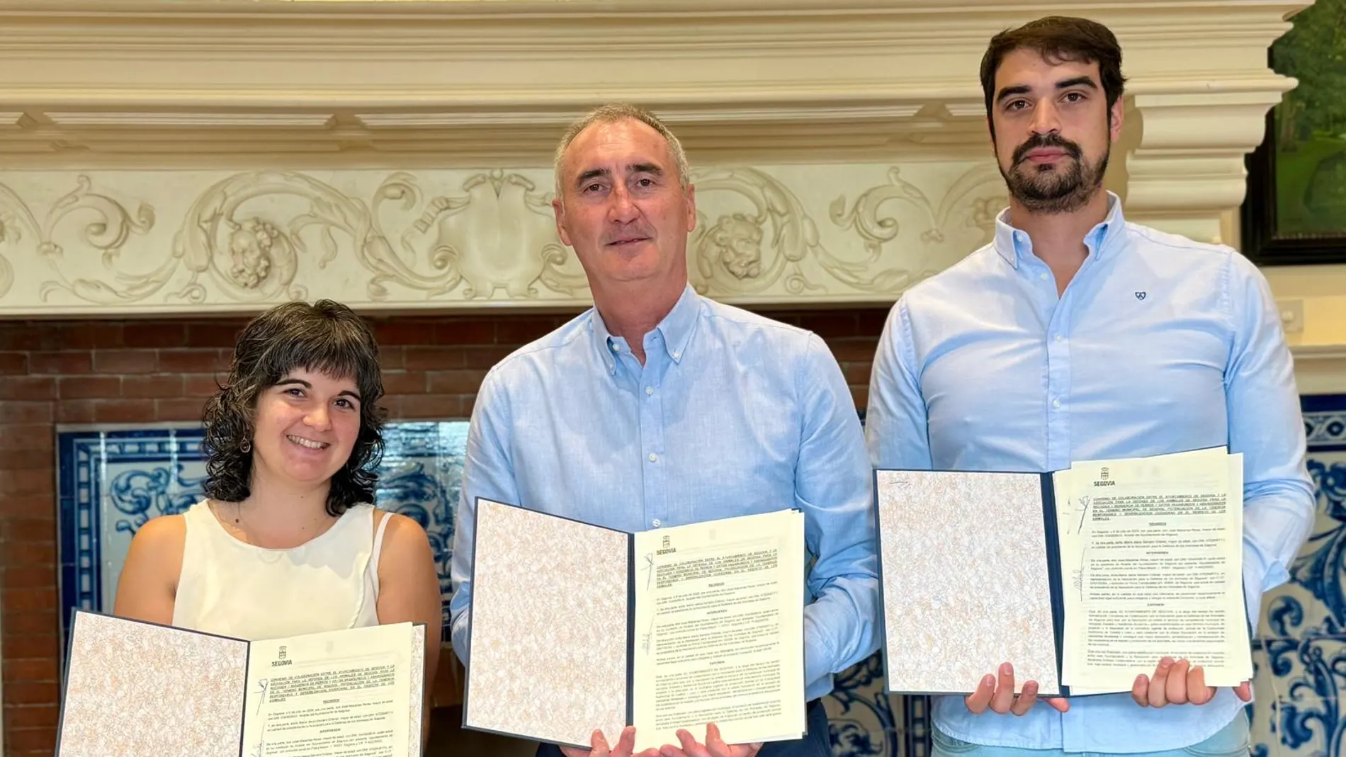 El alcalde de Segovia, José Mazarías, y la presidenta de la Asociación, María Jesús Serrano, renuevan el convenio