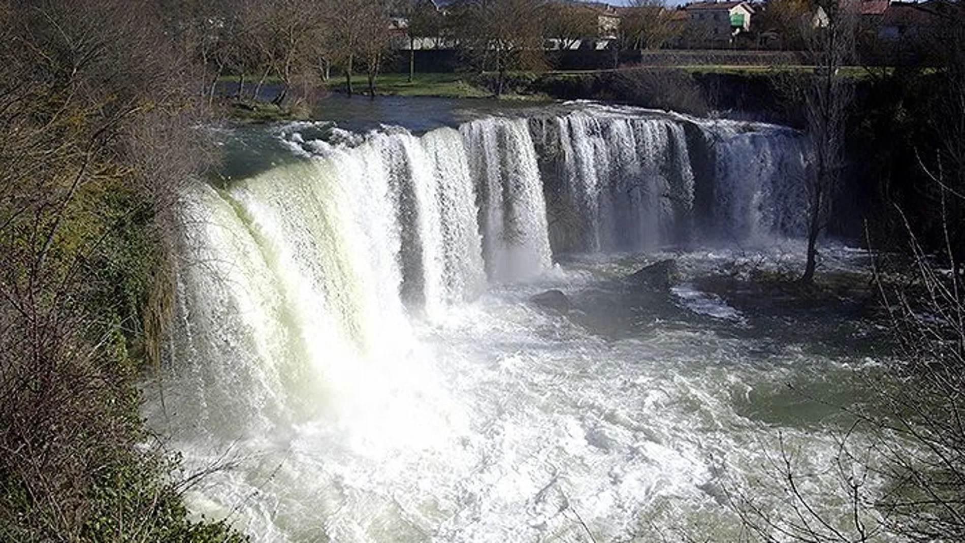 Cascada y piscina natural de Pedrosa de Tobalina
