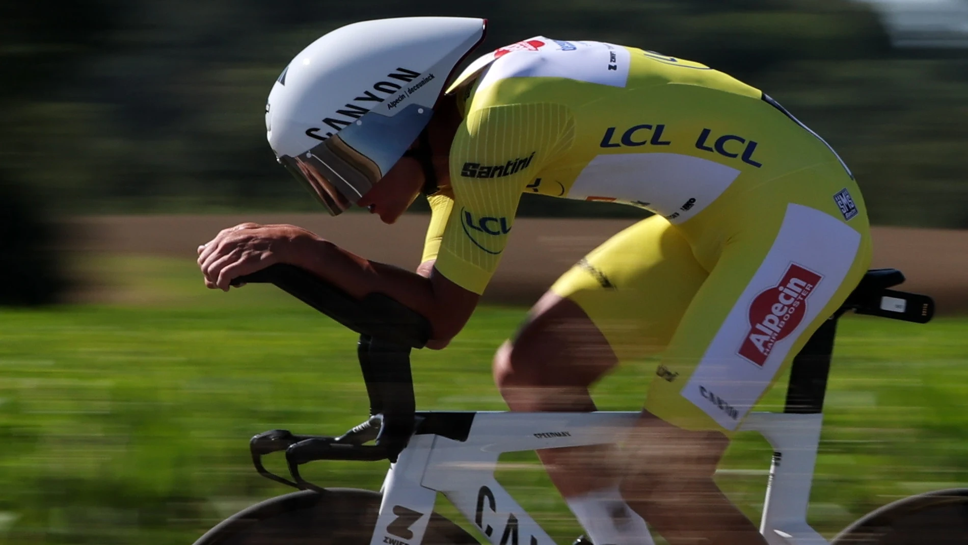 Caen (France), 09/07/2025.- Dutch rider Mathieu Van Der Poel of Alpecin - Deceuninck, wearing the leader yellow jersey, in action during the 5th stage of the Tour de France, an Individual Time Trial (ITT) over 33km in Caen, France, 09 July 2025. (Ciclismo, Francia) EFE/EPA/CHRISTOPHE PETIT TESSON