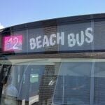 Uno de los autobuses de línea con el distintivo "Beach Bus"