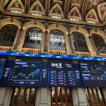 La Bolsa española amplía las ganancias al 1,10 % y supera los 14.200 puntos