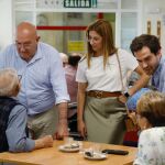 El alcalde de Valladolid, Jesús Julio Carnero, visita un centro cívico junto a los concejales Rodrigo Nieto y Carolina del Bosque