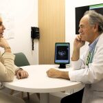Este programa completa el historial clínico del paciente, mientras el médico le atiende