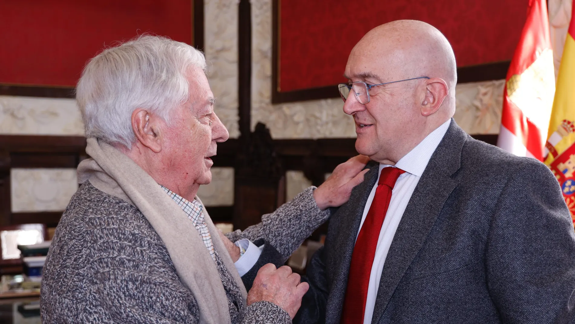 El alcalde de Valladolid, Jesús Julio Carnero, recibe al ilustrador Jesús Redondo