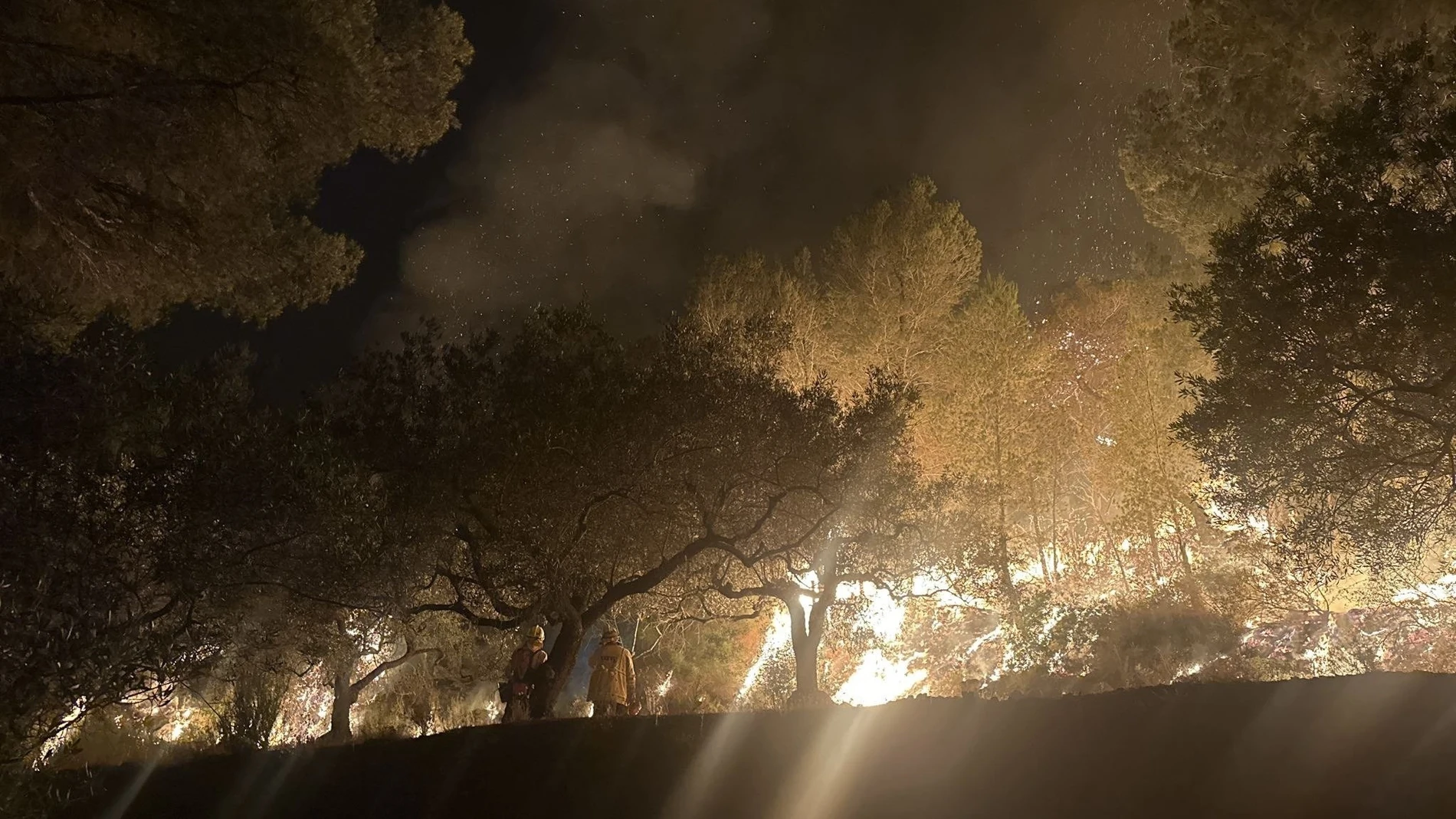 El incendio en Paüls (Tarragona) sigue activo y se mantiene el confinamiento hasta esta tarde REMITIDA / HANDOUT por BOMBERS Fotografía remitida a medios de comunicación exclusivamente para ilustrar la noticia a la que hace referencia la imagen, y citando la procedencia de la imagen en la firma 09/07/2025