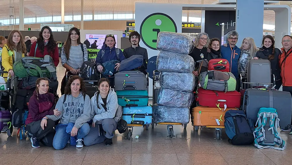 Todo el equipo en el aeropuerto con unos 800kg de material, incluyendo todos los aparatos de electromedicina, así como el material fungible