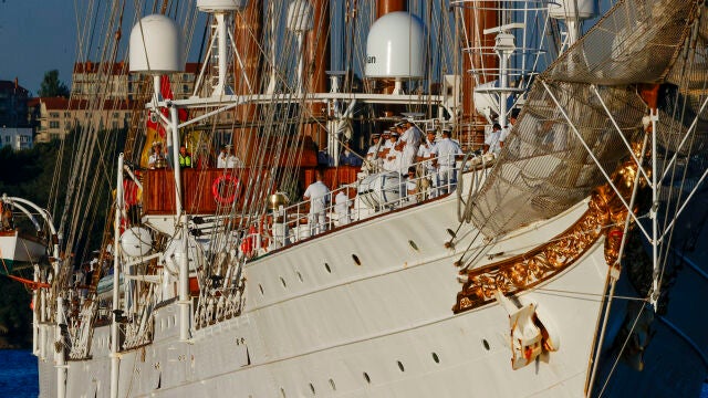 La princesa Leonor, abordo del Juan Sebastián de Elcano, llegan al puerto de Ferrol