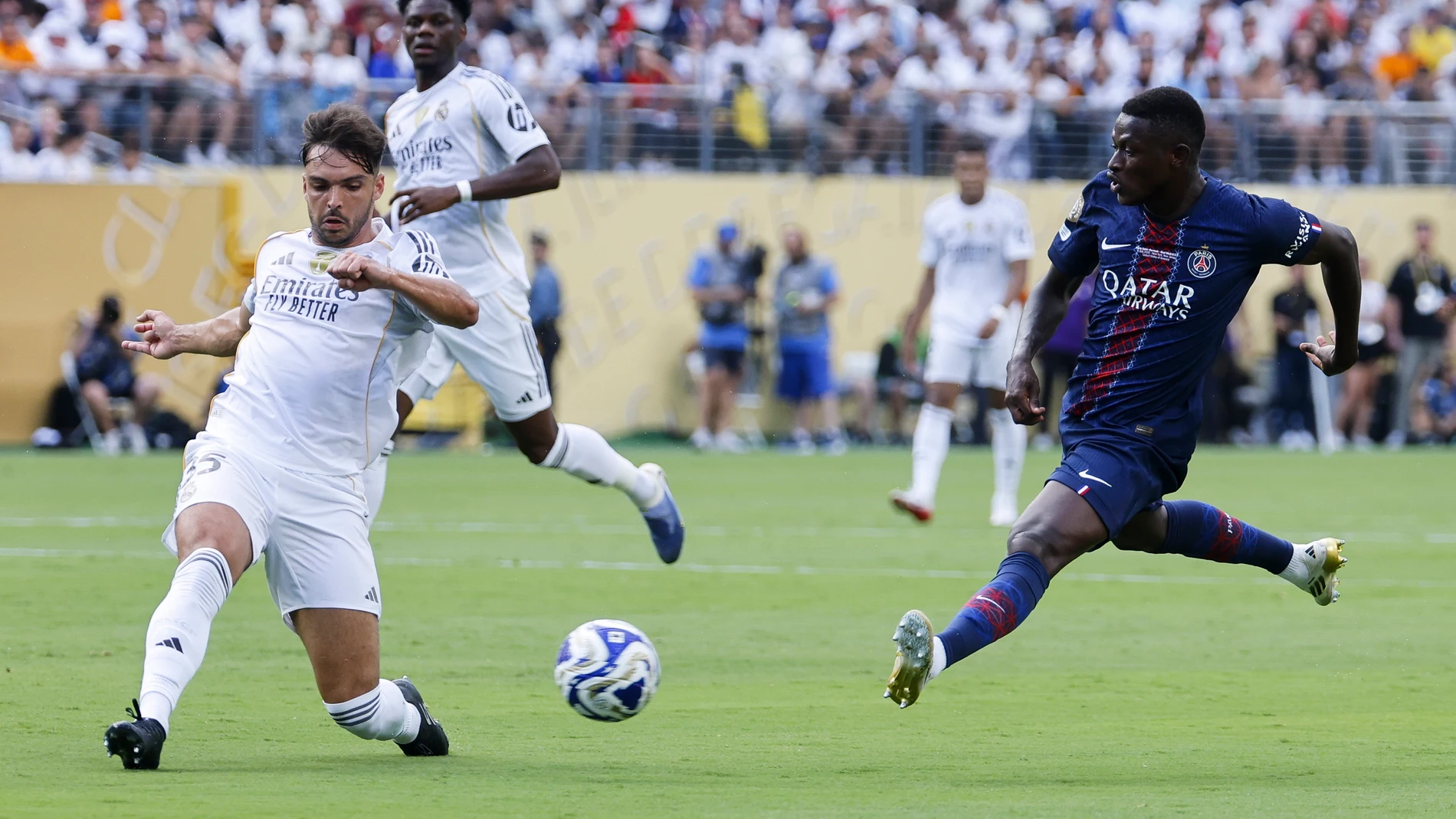 EAST RUTHERFORD (United States), 09/07/2025.- Raul Asencio of Real Madrid (L) in action against Nuno Mendes of PSG (R) during the FIFA Club World Cup 2025 match between Paris Saint-German and Real Madrid in East Rutherford, New Jersey, USA, 09 July 2025. (Mundial de Fútbol) EFE/EPA/CJ GUNTHER