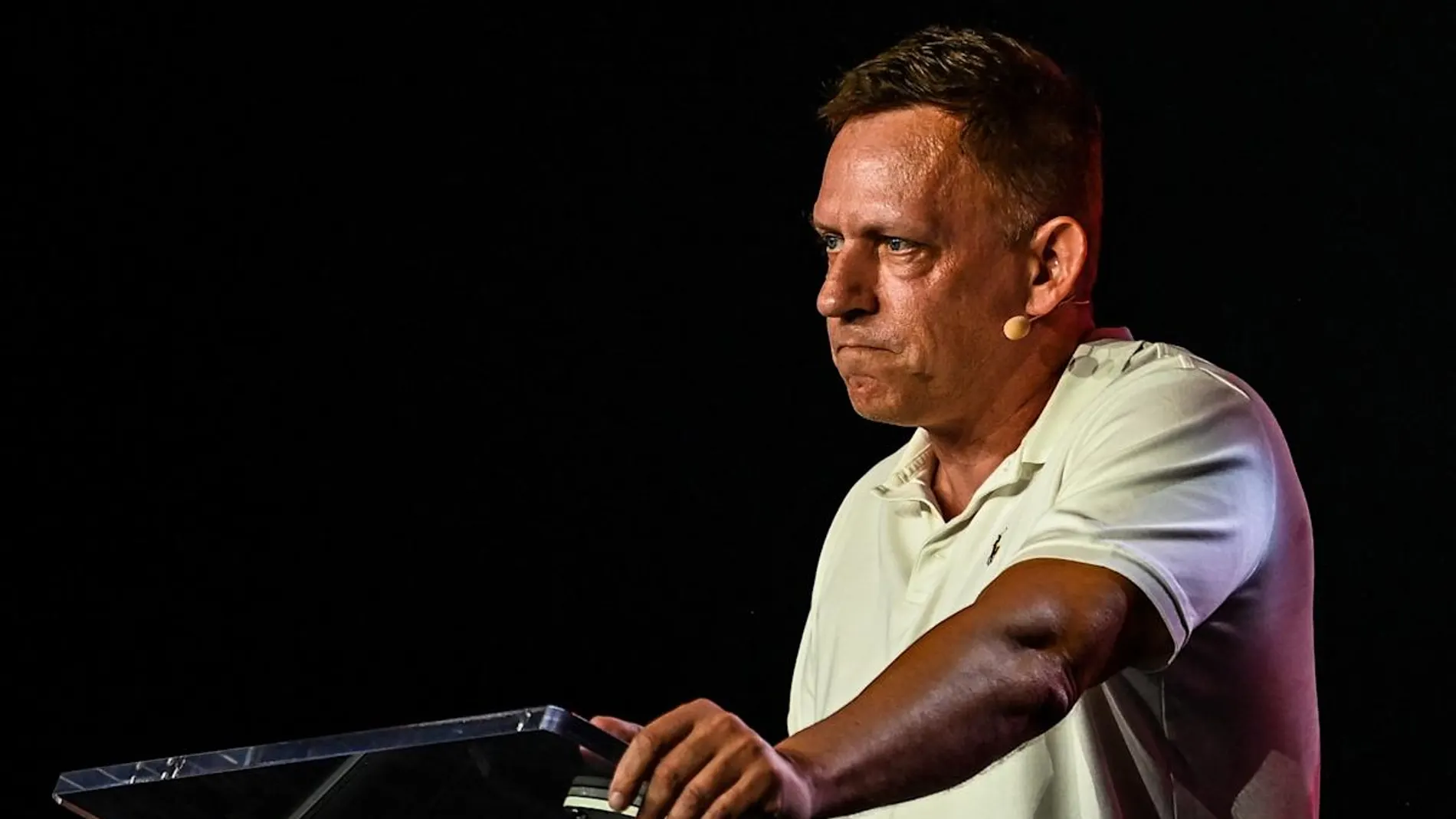 Peter Thiel no se esperaba una pregunta con tantas derivadas y se mostró dubitativo