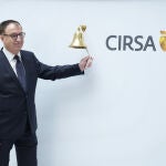 El presidente ejecutivo de Cirsa, Joaquim Agut, realiza el toque de campana por la salida a Bolsa en Barcelona