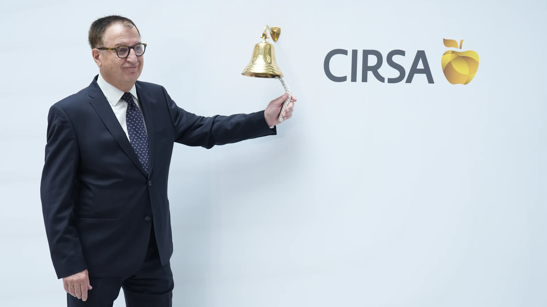 El presidente ejecutivo de Cirsa, Joaquim Agut, realiza el toque de campana tras la salida a Bolsa, a 9 de julio de 2025, en Barcelona, Cataluña (España). El toque de campana realizado por Joaquim Agut en la Bolsa de Barcelona marca la entrada oficial de Cirsa en los mercados bursátiles, con una valoración de 2.520 millones de euros y una operación que ha despertado gran interés entre los inversores. 09 JULIO 2025;CIRSA;BOLSA;ECONOMIA;JUEGOS David Zorrakino / Europa Press 09/07/2025