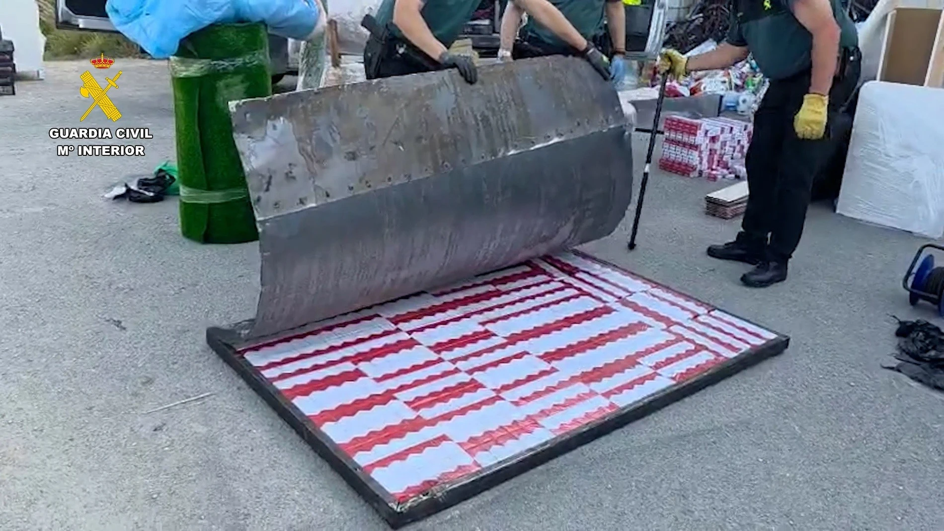 Intervienen 2.249 cajetillas de tabaco de contrabando ocultas en dos puertas en el Puerto REMITIDA / HANDOUT por Guardia Civil Fotografía remitida a medios de comunicación exclusivamente para ilustrar la noticia a la que hace referencia la imagen, y citando la procedencia de la imagen en la firma 09/07/2025