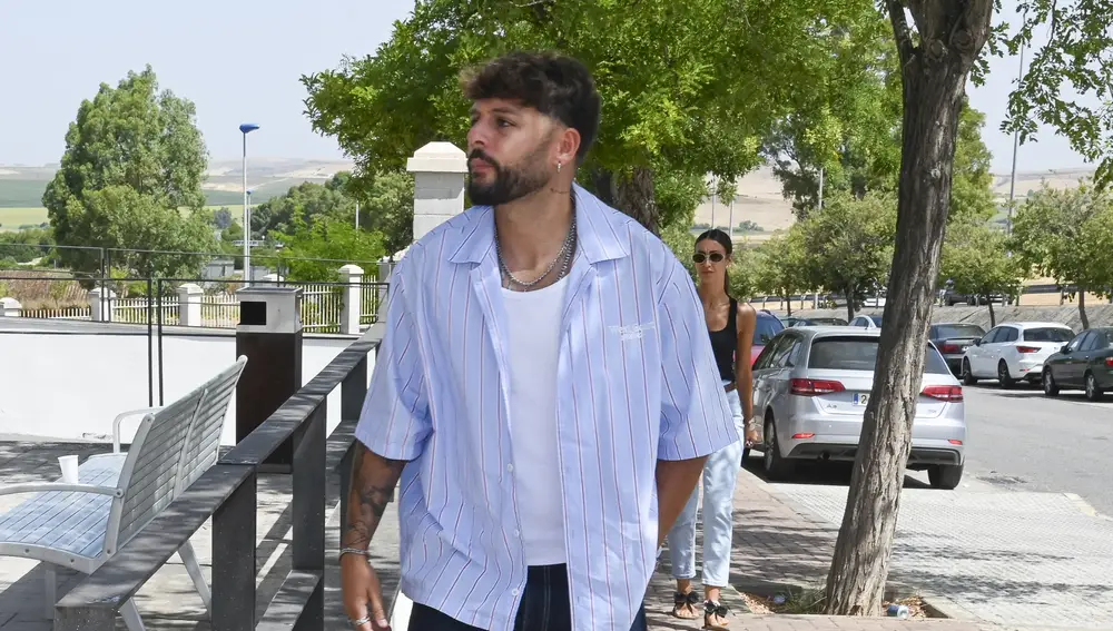 El cantante Álvaro García en el tanatorio de Michu