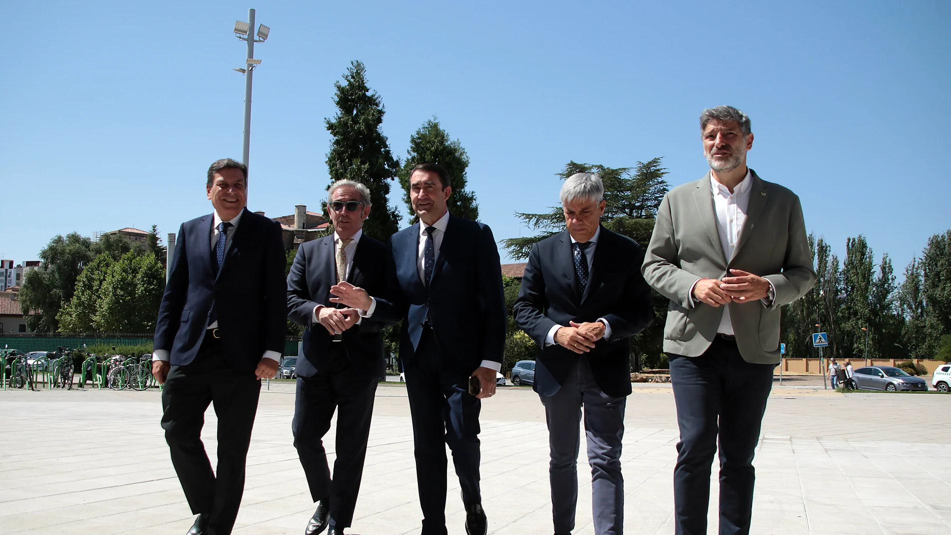 Los consejeros de Medio Ambiente, Vivienda y Ordenación del Territorio, Juan Carlos Suárez-Quiñones, y de Economía y Hacienda, Carlos Fernández Carriedo, mantienen una reunión con los presidentes y secretarios de la Cámara de Comercio e Industria de León, la Federación Leonesa de Empresarios y el Círculo Empresarial Leonés