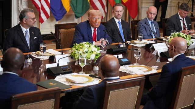 Trump habla durante un almuerzo con líderes africanos, entre ellos el presidente senegalés Bassirou Diomaye Faye, el presidente liberiano Joseph Nyuma Boakai, el presidente bissau-guineano Umaro Sissoco Embalu, el presidente mauritano Mohamed Ould Ghazouani y el presidente gabonés Brice Oligui Nguema, en el Comedor de Estado de la Casa Blanca