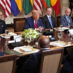 Trump habla durante un almuerzo con líderes africanos, entre ellos el presidente senegalés Bassirou Diomaye Faye, el presidente liberiano Joseph Nyuma Boakai, el presidente bissau-guineano Umaro Sissoco Embalu, el presidente mauritano Mohamed Ould Ghazouani y el presidente gabonés Brice Oligui Nguema, en el Comedor de Estado de la Casa Blanca