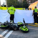 Muere un motorista tras chocar contra un turismo en el barrio del Pilar (Madrid)