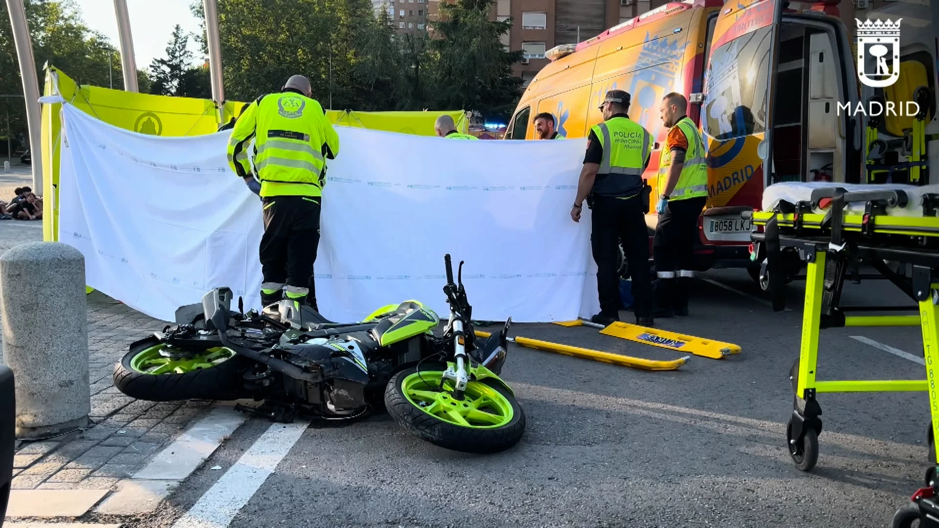 Muere un motorista tras chocar contra un turismo en el barrio del Pilar (Madrid)