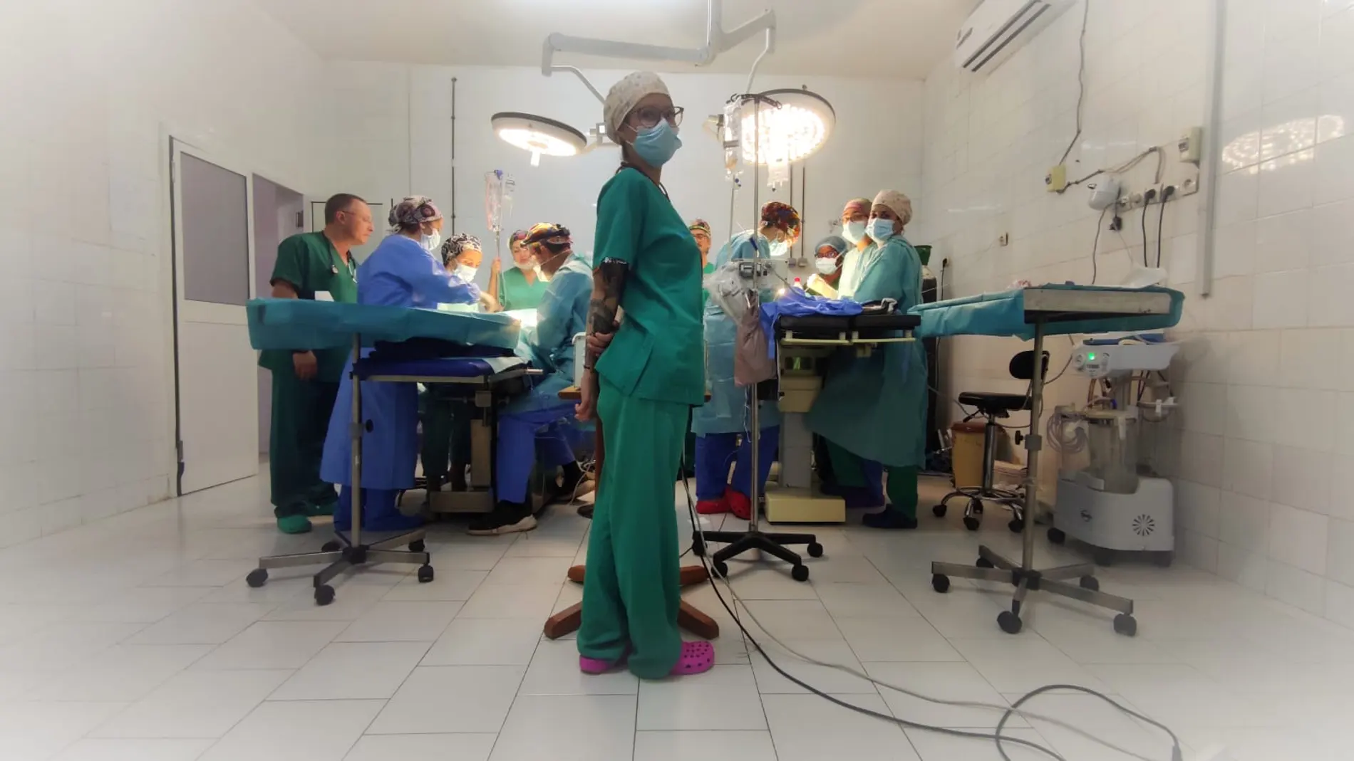 Bardají, sentado a la izquierda, durante una de las intervenciones realizadas con su equipo de sanitarios