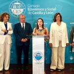 La presidenta del Consejo de la Juventud de Castilla y León, Sandra Ámez, presenta el estudio junto a Enrique Cabero, María Pardo, Margarita García y Ángeles Armisén