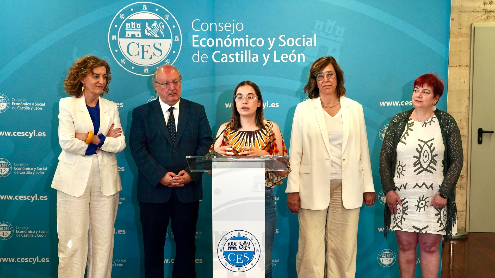 La presidenta del Consejo de la Juventud de Castilla y León, Sandra Ámez, presenta el estudio junto a Enrique Cabero, María Pardo, Margarita García y Ángeles Armisén