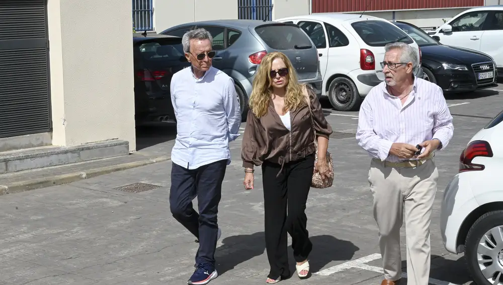 Ortega Cano, junto a su hermana Mari Carmen y su cuñado Aniceto en el tanatorio de Michu