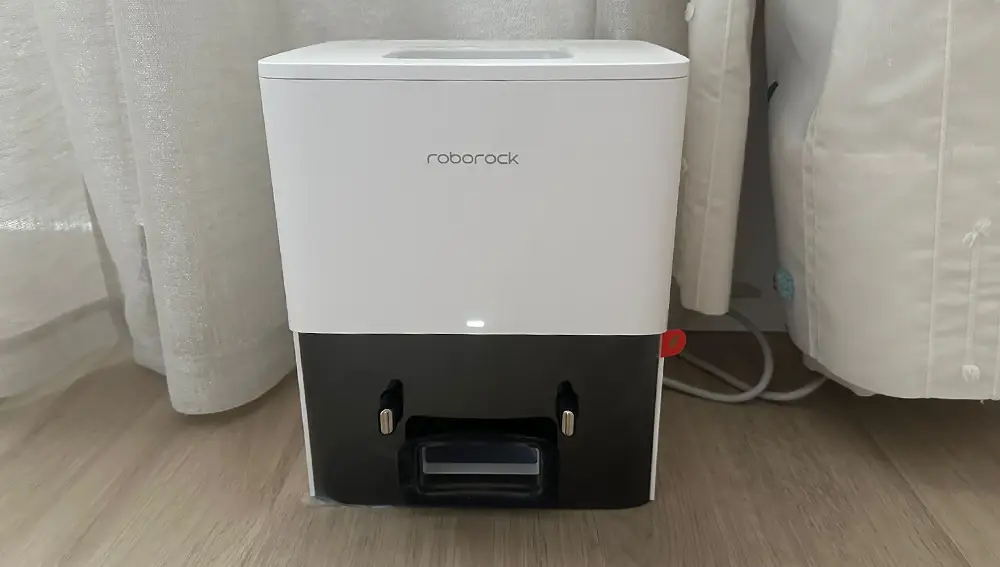 La estación de carga y autovaciado del Roborock Q7 L5+ es muy compacta