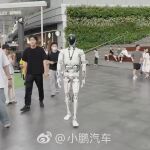 En China ya viven en 2050: los robots humanoides de Xpeng ya pasean por los centros comerciales como si fuera lo más normal del mundo