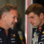 Christian Horner habla con Max Verstappen