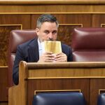 Abascal y los diputados de Vox se ausentan del hemiciclo del Congreso durante la intervención de Sánchez