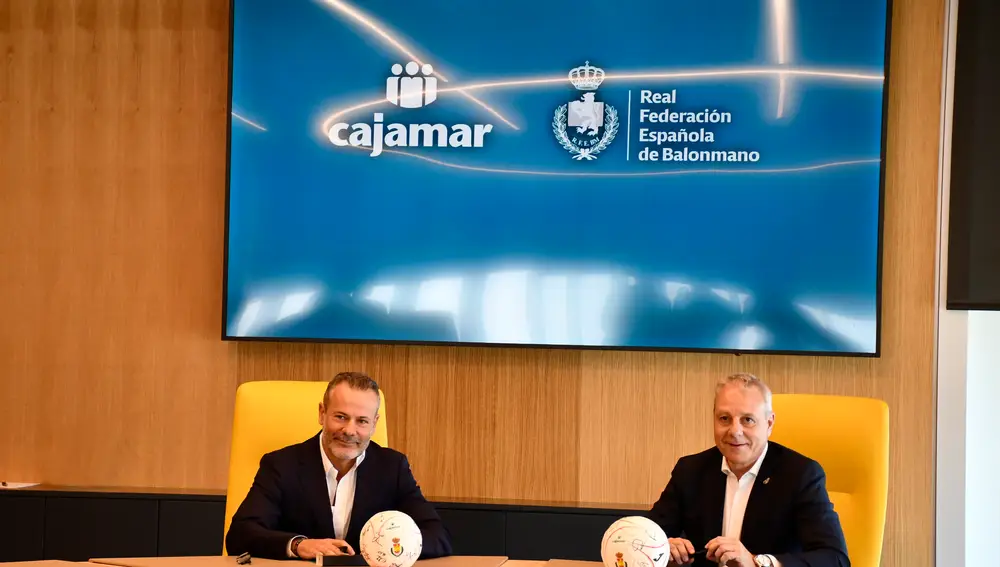 Ambas autoridades durante la firma del acuerdo
