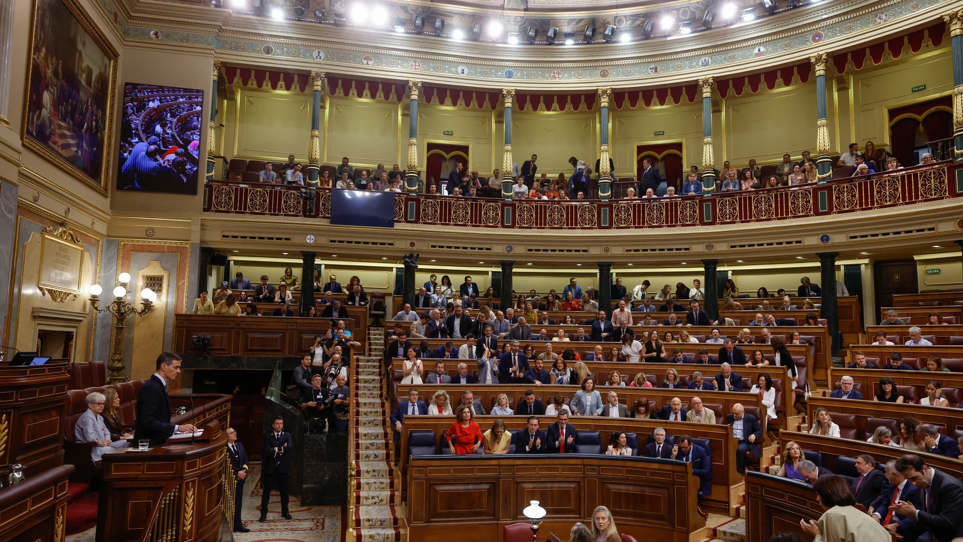 MADRID, 09/07/2025.- El presidente del Gobierno, Pedro Sánchez, recibe los aplausos de la bancada socialista antes de intervenir durante el pleno de la Cámara Baja, este miércoles. EFE/ Javier Lizón
