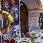 Los periodistas Iker Jiménez y Carmen Porter junto a Nuria, del restaurante La Parrilla de San Lorenzo